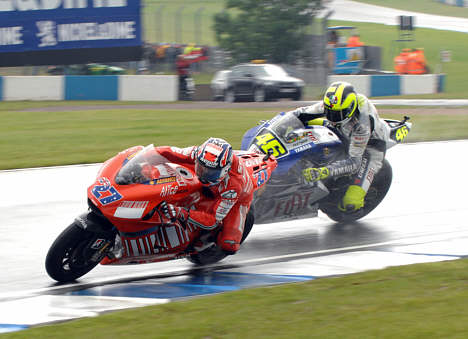 Valentino Rossi på Fiat Yamaha er under stærkt pres i MotoGP verdensmesterskabet. På billedet jagter han den unge australier, Casey Stoner.